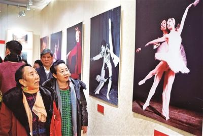 知名老艺术家艺术成就展开幕