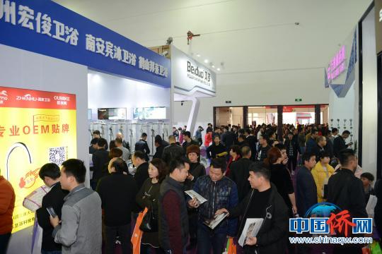 展会现场人潮涌动，俨然一个春节“集市”。 张为健 摄